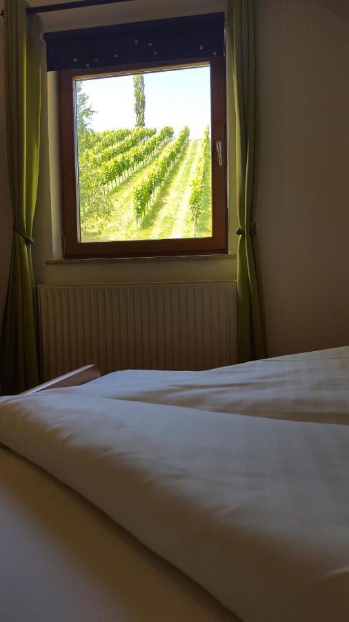 Отель Weingut Lieschnegg Лойчах Экстерьер фото